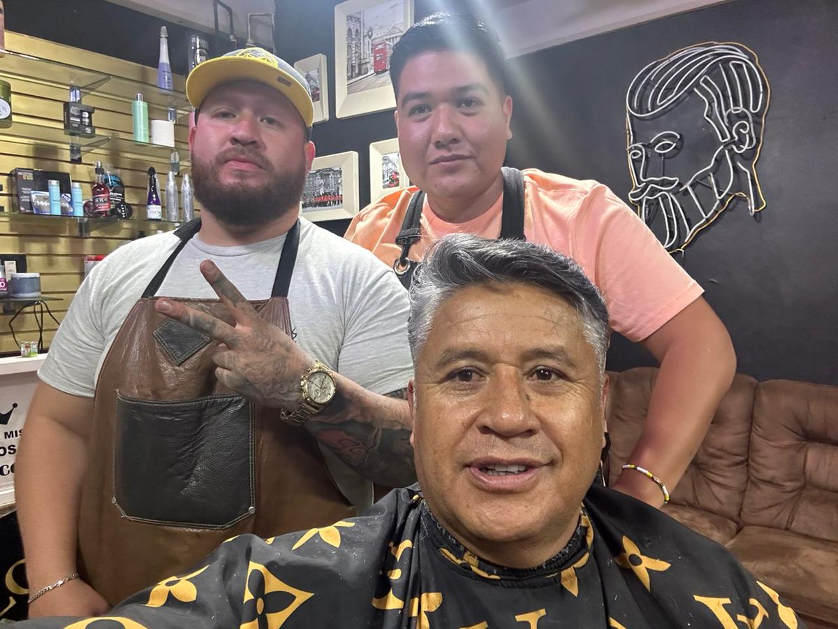 ¡Mañana es día de Legislatura🙋🏽‍♂️! 

Así que vine a prepararme 💇🏽‍♂️ con mi barbero Rojo Barber y Josmar Aguilar, en Londonbarber.

Lo encuentran en Ceboruco entre la calle 2 Sur y 3 Sur, en el Fraccionamiento Juan Fernández Albarrán.

#YoSíVivoEnMetepec