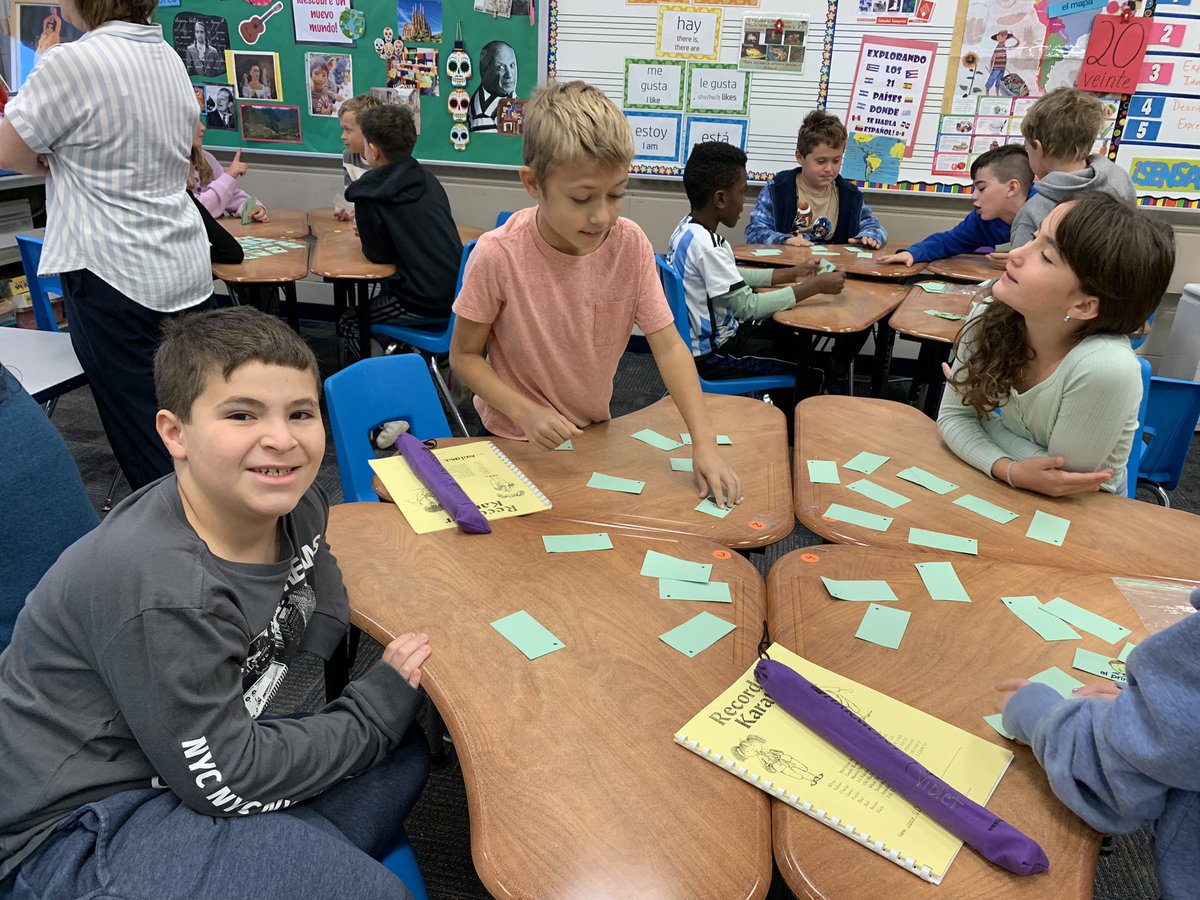 ¡Pesca! Estudiantes en <a href="/EAFinnegan/">Betsy Finnegan</a> play Go Fish and other flashcard games to practice familia vocabulary en la clase de español. #beartavernpride