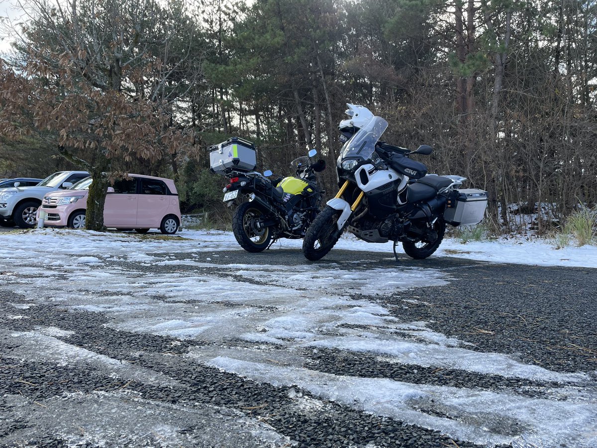 ROAR_TV_D's tweet photo. 11/18-19九重温泉ツーリング
予想以上の積雪で迂回しまくって
2時間おしで到着！疲れた😮‍💨

#長者原 
#ツーリング https://t.co/lFVQlfDKwp