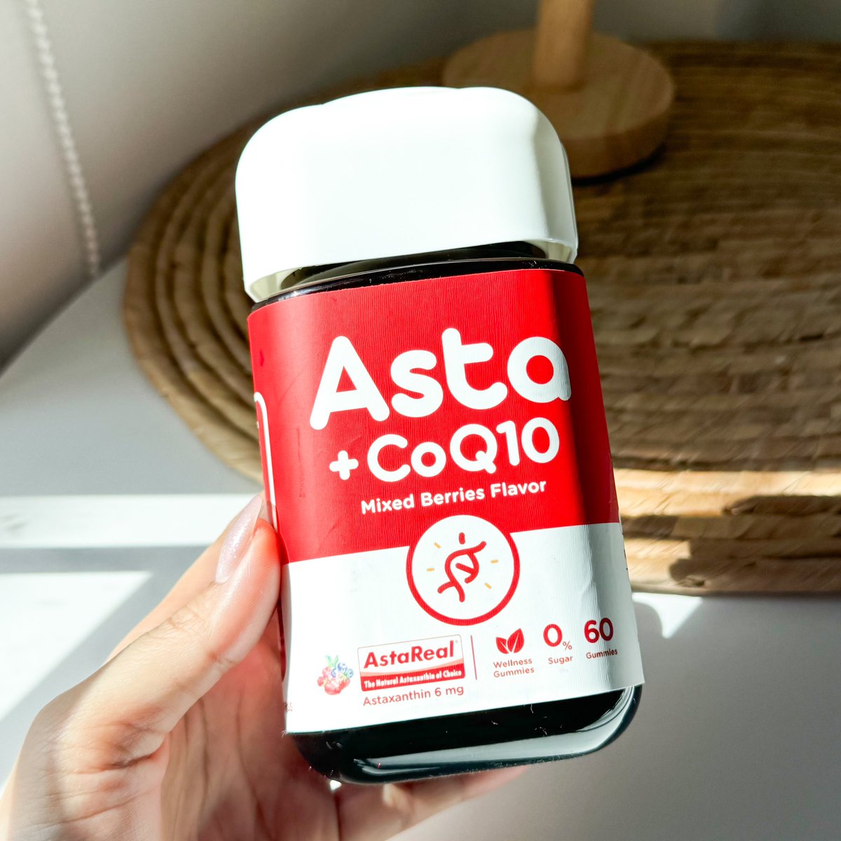 hafonlyone's tweet photo. วัย 30++ แบบเราคือกิน Astaxanthin ทุกวัน ส่วนตัวเลิฟของ CORO มาก น้องเป็นกัมมี่ที่ไม่มีน้ำตาล แต่กินง่ายและอร่อยด้วย แถมดูดซึมไว ตัวนี้ +CoQ10 อีกด้วยก็คือปังเกิ้น เคี้ยวๆวันล่ะ 2 กัมมี่หลังอาหาร ไปกินเห้อะ บอกเลยผิวอย่างเนียน  แถมจะได้ล็อคผิวเด็กให้อยู่กับเราไปนานๆด้วย กินก่อน แก่ทีหลังเพื่อนนะ #ของมันต้องมี