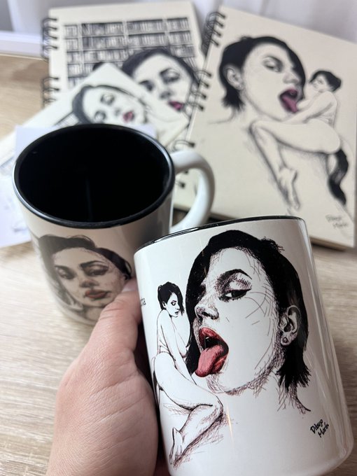 Hay unas cositas de merch que me quedaron. Tazas y libretas, con postales y stickers ❤️ son poquitas
