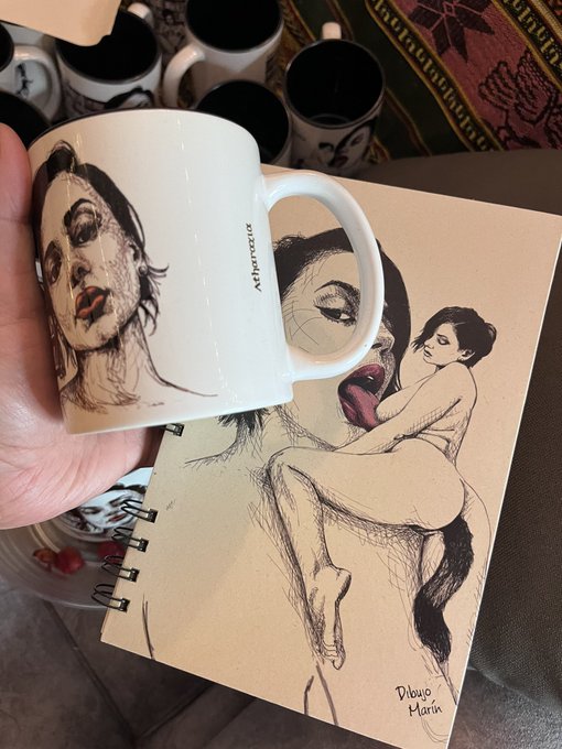 Hay unas cositas de merch que me quedaron. Tazas y libretas, con postales y stickers ❤️ son poquitas<a href="/tag/desnuda"class="tags"><span>#desnuda</span></a>