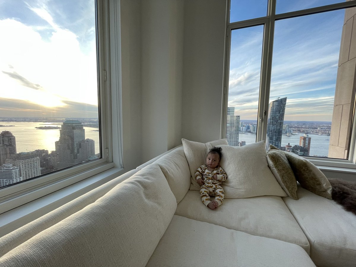 Pim_Thirati's tweet photo. lil guy, big city https://t.co/Vo0TIdRGiH