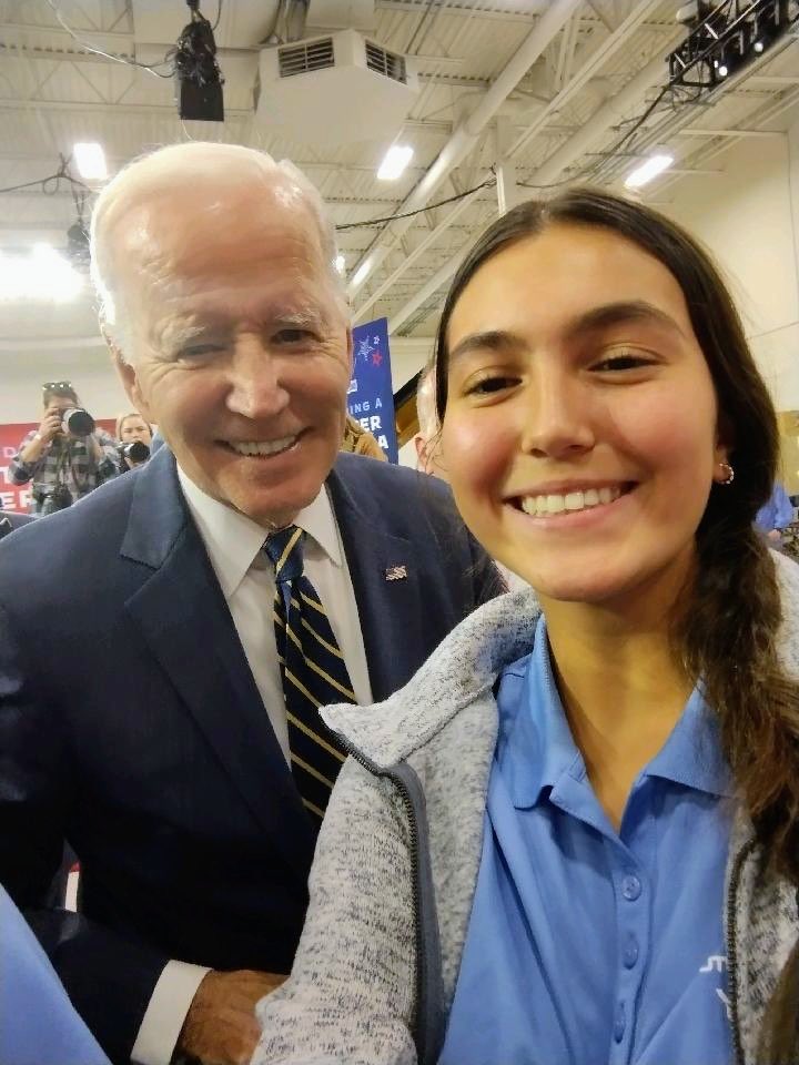 It’s still amazing to me that one year ago today my daughter, ⁦@GiannaGCollier⁩, took a selfie with ⁦@POTUS⁩! 🇺🇸