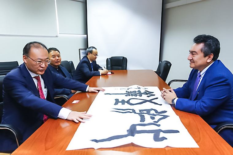 DiarioElPeruano's tweet photo. Representantes de la agencia china Xinhua realizaron una visita protocolar a las instalaciones de Editora Perú, empresa que edita al Diario Oficial El Peruano y la Agencia de Noticias Andina. https://t.co/XTHhmJq5xv https://t.co/p8RnZwBNWP