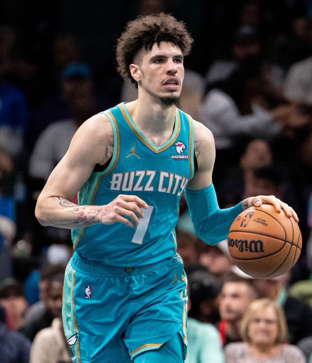 LaMelo Ball over his last 8 games: 

36 PTS - 9 REB - 8 AST
34 PTS - 5 REB - 9 AST
37 PTS - 5 REB - 5 AST
28 PTS - 6 REB - 11 AST
32 PTS - 7 REB - 6 AST
25 PTS - 6 REB - 6 AST
34 PTS - 4 REB - 7 AST
30 PTS - 10 REB - 13 AST

Young superstar 🔥