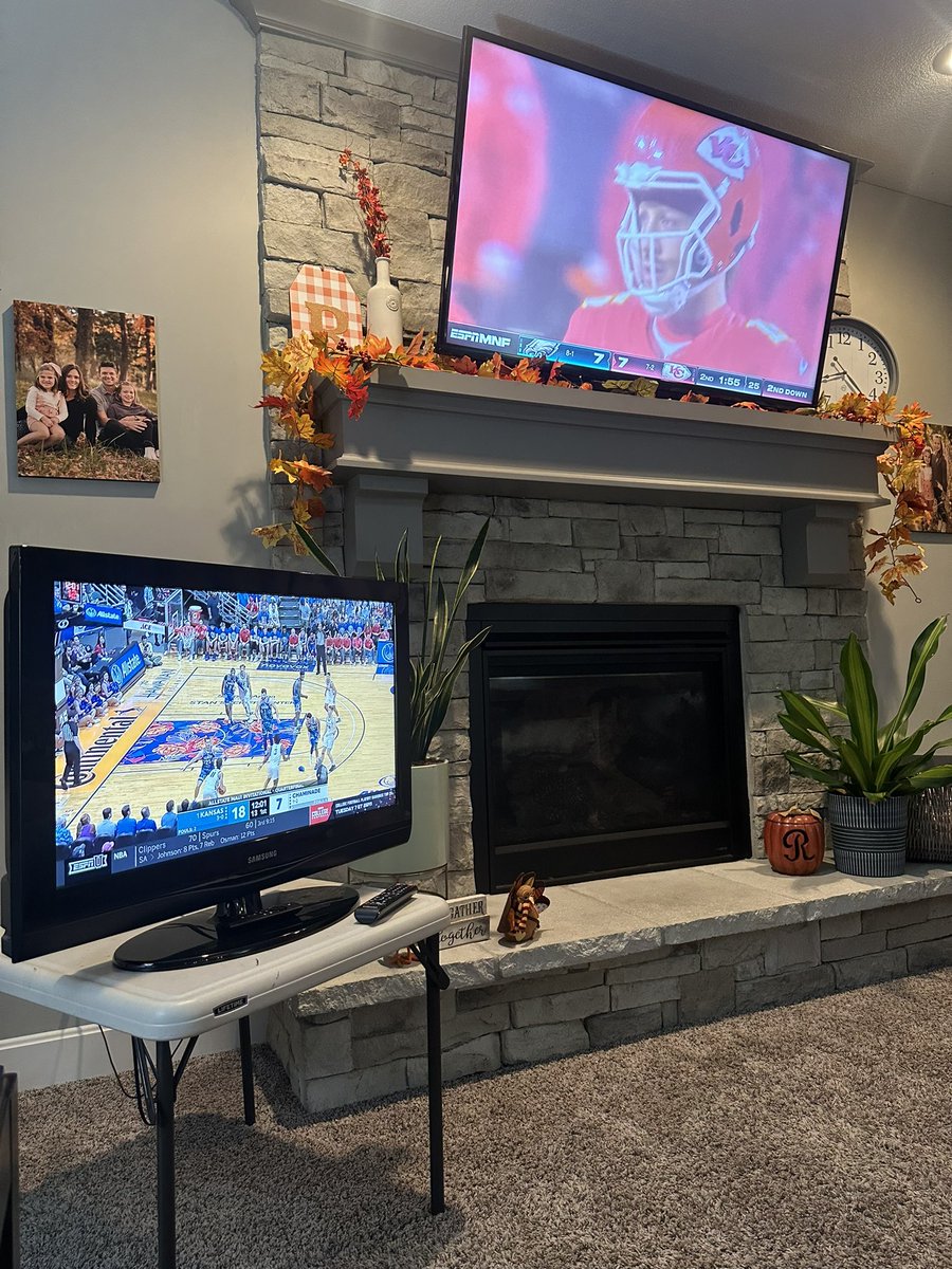 kelseyrockey's tweet photo. Tis the season. My favorite season. 🏀🏈 #kubball #ChiefsKingdom https://t.co/aFTK5bWIpz