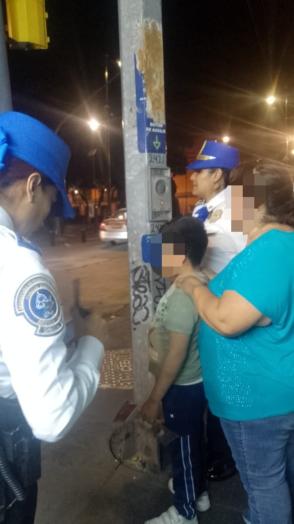 Oficiales de la #PolicíaAuxilar de la @SSC_CDMX auxiliaron a un menor de edad que se encontraba extraviado, en calles de la @AlcCuauhtemocMx. 

#PolicíasEnAcción
#TuSeguridadEsNuestraPrioridad