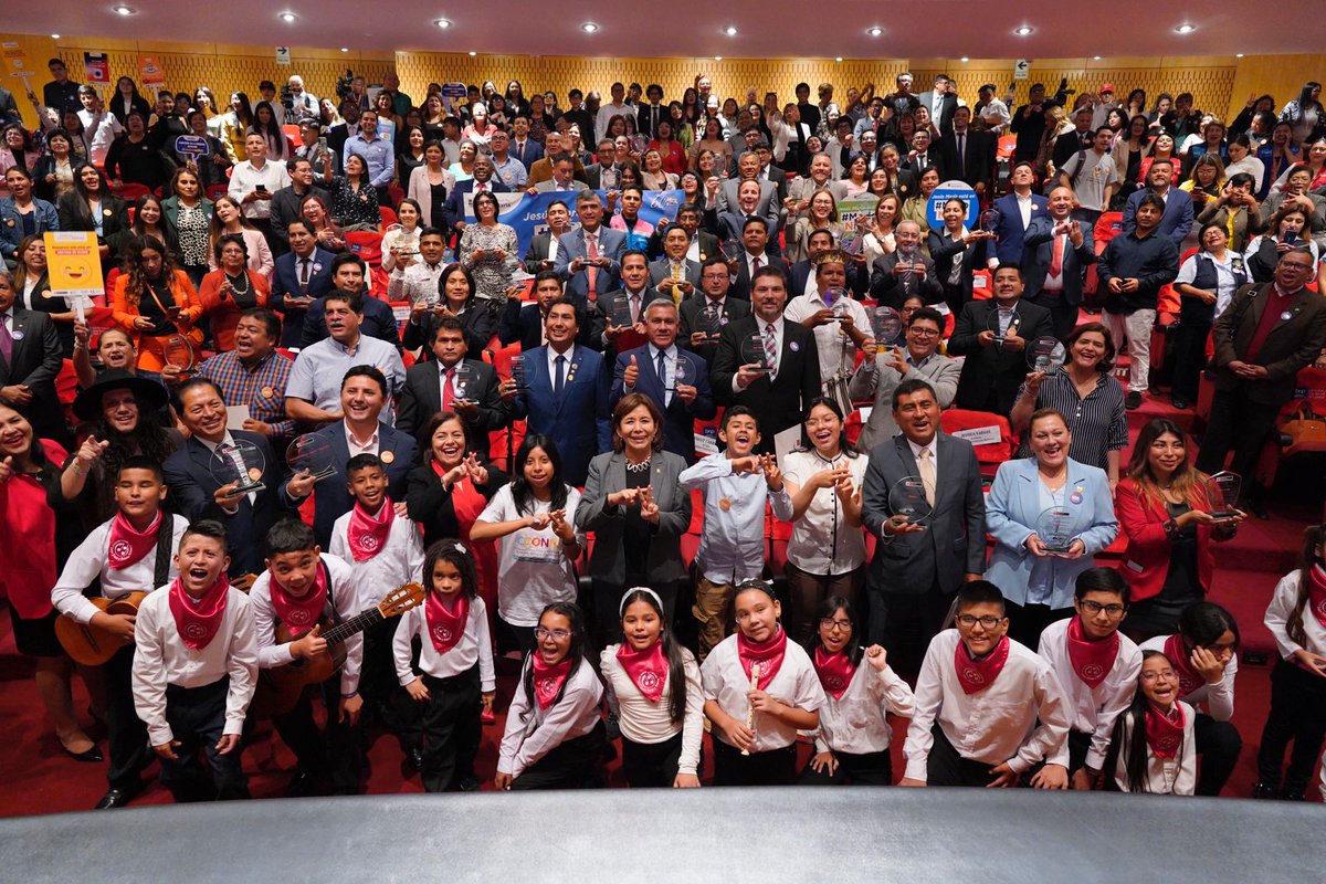 MimpPeru's tweet photo. 👏 Gobiernos locales comprometidos con la defensa de los derechos de las niñas, niños y adolescentes a nivel nacional. 
La ministra Nancy Tolentino reconoció a todas las instituciones que han logrado cumplir con los indicadores de la estrategia "Ponte en #ModoNiñez". https://t.co/t8UarqyY12