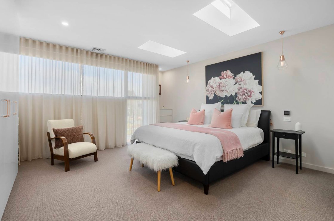 15zanaz's tweet photo. I really like this soft, feminine, large bedroom.
You could make it more neutral with the choice of furniture and bedding.
So much light!
The only critique - the lights need to drop down as they're too high.
#interiordesign
#homedesign
#interors https://t.co/hFC0rfItgP