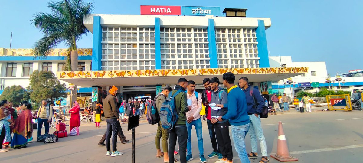 jhswabhiman's tweet photo. With the festive season over, huge number of transit migrants are moving back to workplace. This is an opportunity to spread awareness among them about #HIV. PORWs at Hatia Railway Station 

@NACOINDIA 
@JharkhandAids 
@HLTH_JHARKHAND 
@dr_bhakat 
@DeputyD63773790 
@satyabokaro https://t.co/xHokuAlVOX