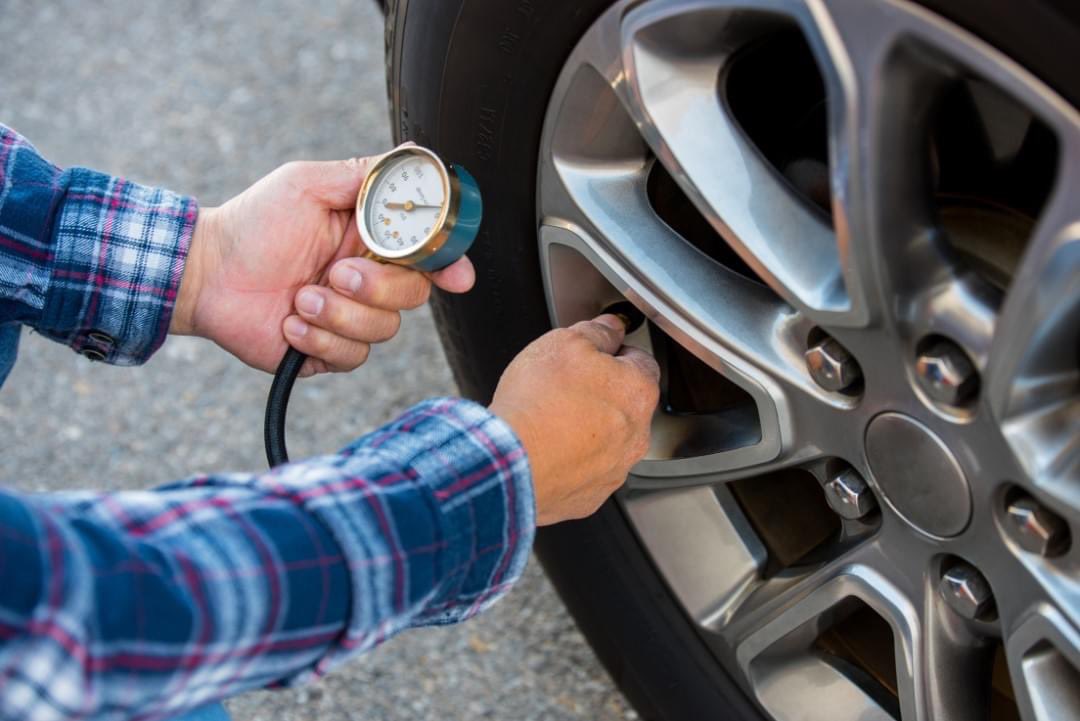 TotalTire_Auto's tweet photo. With cold temperatures, your tire pressure will decrease and cause your tires to go flat. Be sure to keep an eye on your tire pressure! https://t.co/x4jMxxtqeb