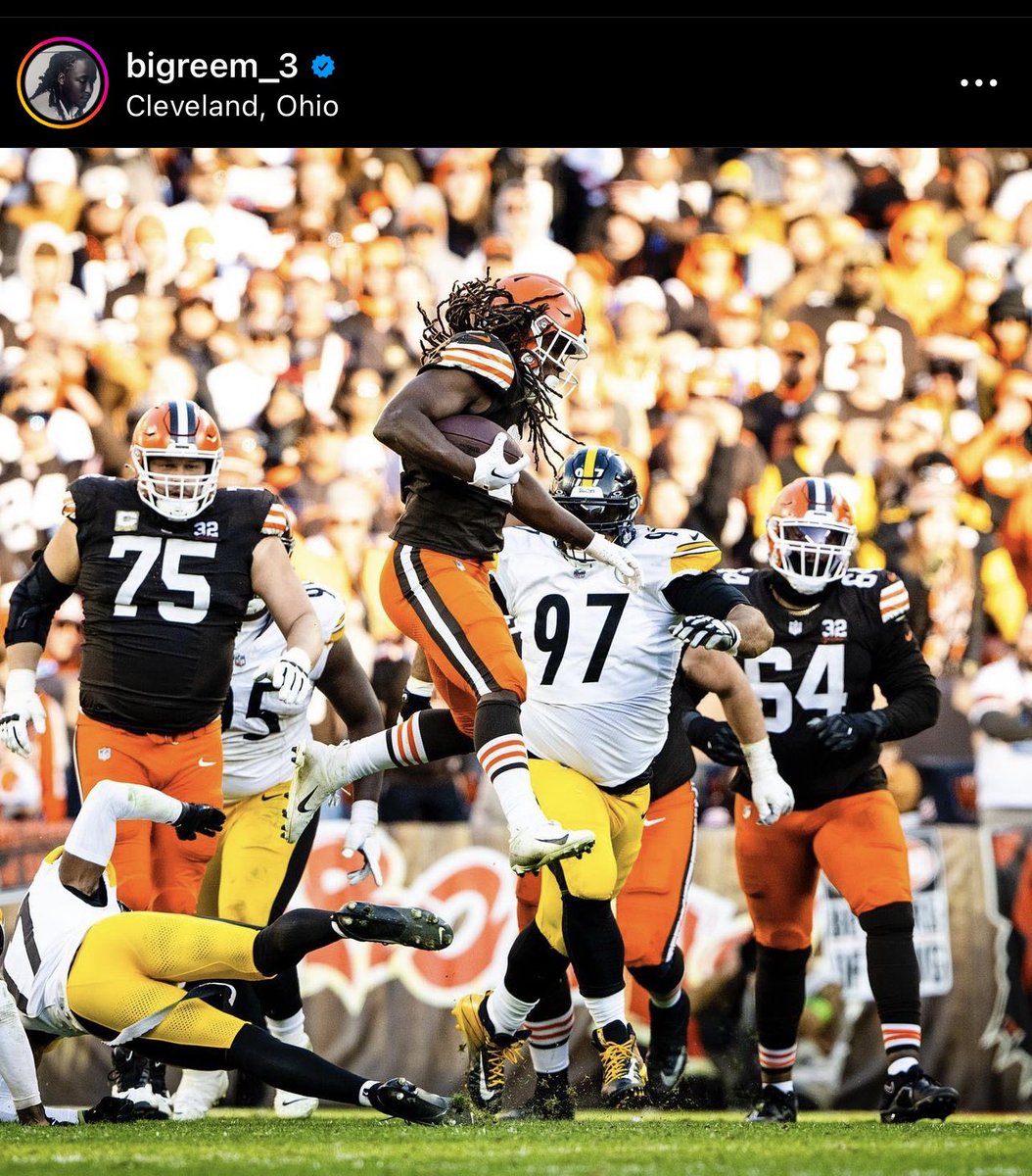 TheBigHoss62's tweet photo. A decade strong @Kareemhunt7 @Browns https://t.co/doITFH8aXF