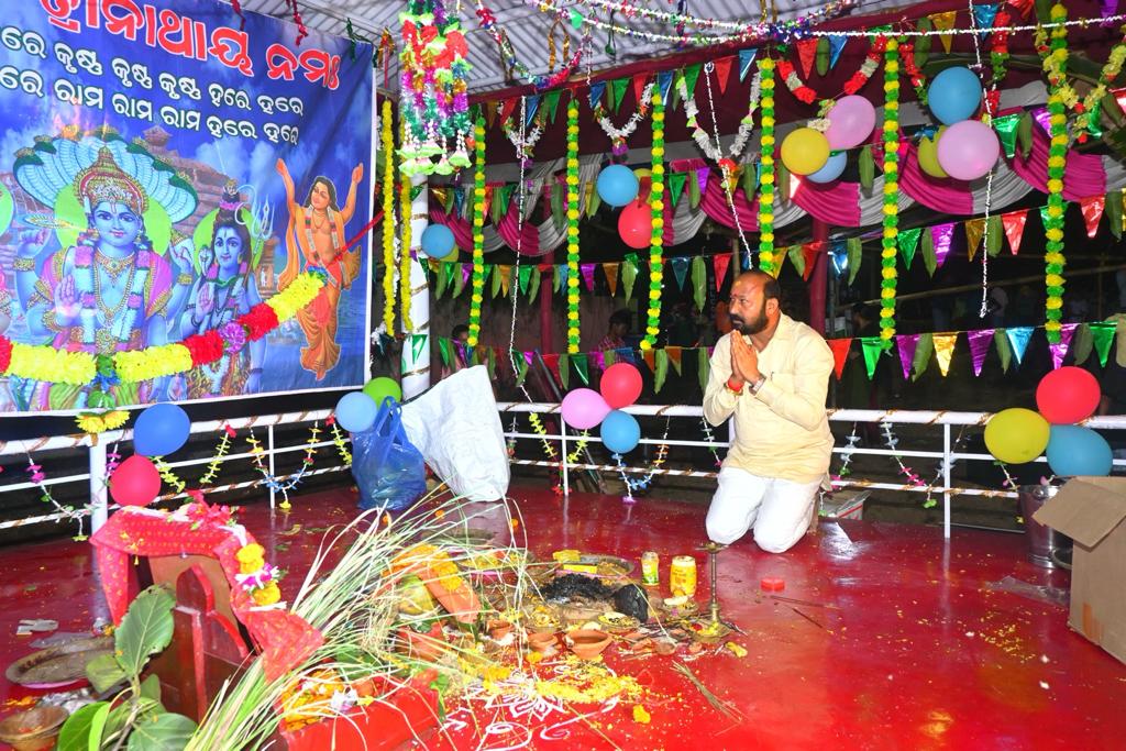 Bapu4Talcher's tweet photo. ଆଜି ତାଳଚେର ଜଗନ୍ନାଥ ମାର୍କେଟ ଠାରେ ଅନୁଷ୍ଠିତ ହୋଇଥିବା ତ୍ରିନାଥ ମେଳାରେ ଯୋଗଦେଇ ସୌଭାଗ୍ୟ ଲାଭ କରିବା ସହ ଜଗତର କଲ୍ୟାଣ ନିମନ୍ତେ ପ୍ରାର୍ଥନା କରିଥିଲି ।। https://t.co/i0lqGSNmPs