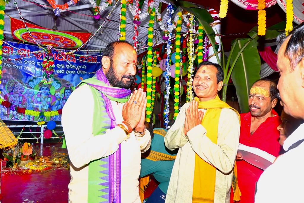Bapu4Talcher's tweet photo. ଆଜି ତାଳଚେର ଜଗନ୍ନାଥ ମାର୍କେଟ ଠାରେ ଅନୁଷ୍ଠିତ ହୋଇଥିବା ତ୍ରିନାଥ ମେଳାରେ ଯୋଗଦେଇ ସୌଭାଗ୍ୟ ଲାଭ କରିବା ସହ ଜଗତର କଲ୍ୟାଣ ନିମନ୍ତେ ପ୍ରାର୍ଥନା କରିଥିଲି ।। https://t.co/i0lqGSNmPs