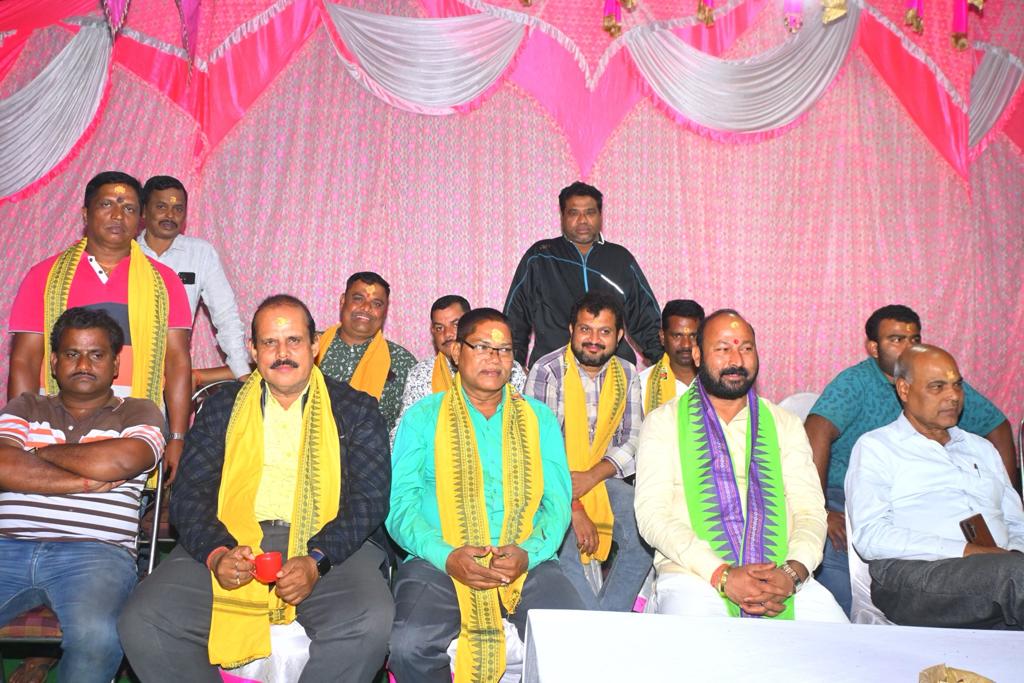 Bapu4Talcher's tweet photo. ଆଜି ତାଳଚେର ଜଗନ୍ନାଥ ମାର୍କେଟ ଠାରେ ଅନୁଷ୍ଠିତ ହୋଇଥିବା ତ୍ରିନାଥ ମେଳାରେ ଯୋଗଦେଇ ସୌଭାଗ୍ୟ ଲାଭ କରିବା ସହ ଜଗତର କଲ୍ୟାଣ ନିମନ୍ତେ ପ୍ରାର୍ଥନା କରିଥିଲି ।। https://t.co/i0lqGSNmPs