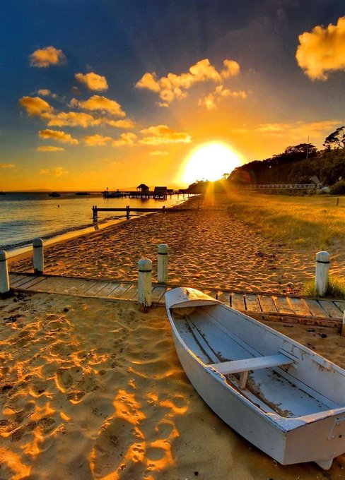 Bonnyyy88's tweet photo. " Boat, sand, coast and the sunset "  🌇 https://t.co/bWYwFWquc2