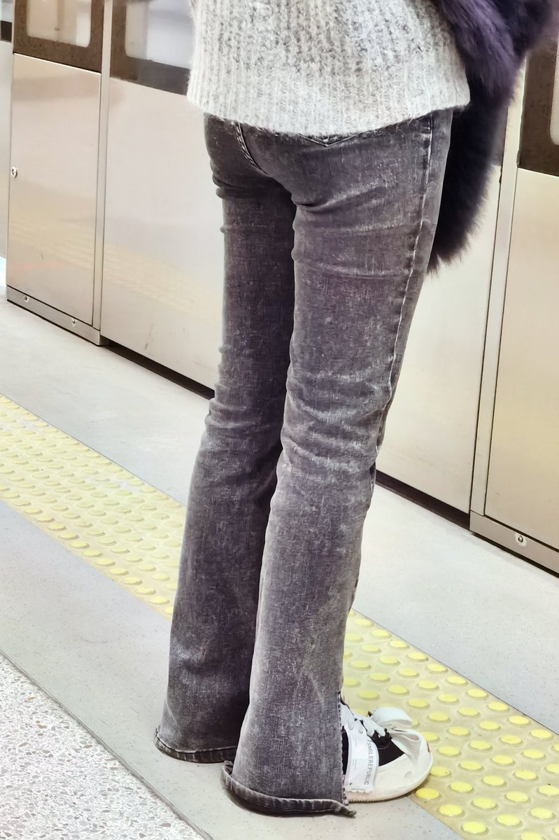 FreePeeping's tweet photo. 小姐姐今天���背书包，昨天在车厢里碰见，今天在站台碰见！环形山还在~ https://t.co/HVi2sX94ta