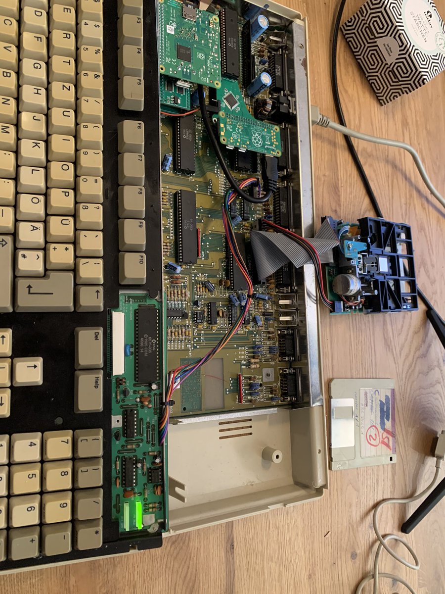 amertens's tweet photo. Reparatur/Refurbish Diskettenlaufwerk! Hat noch jemand einen SCSI-Controller für einen Amiga500? https://t.co/jmVCGxGyK7