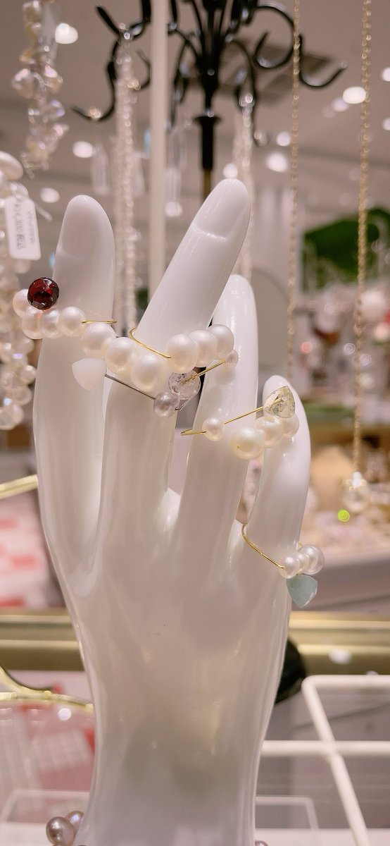 miwa_ring's tweet photo. 11/22(水)まで、ohrora（オーロラ）さんのPOP UP SHOP をお手伝いしております。

《oh! という発見があるアートなパールジュエリー》  手頃な価格でコーディネートのアクセントになること間違いなしのイヤクリップは大人気です! 

渋谷ヒカリエ1階 THÉÂTREUX（テアトロ）でお待ちしております。 https://t.co/6ZhAGxYNHu