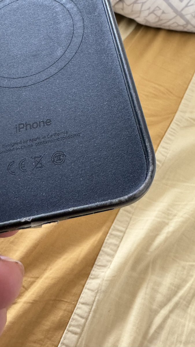 Girishkumar's tweet photo. Is anyone else having issue with #apple #finewovencase. Its peeling off the edges. https://t.co/F9BzRs2O8t