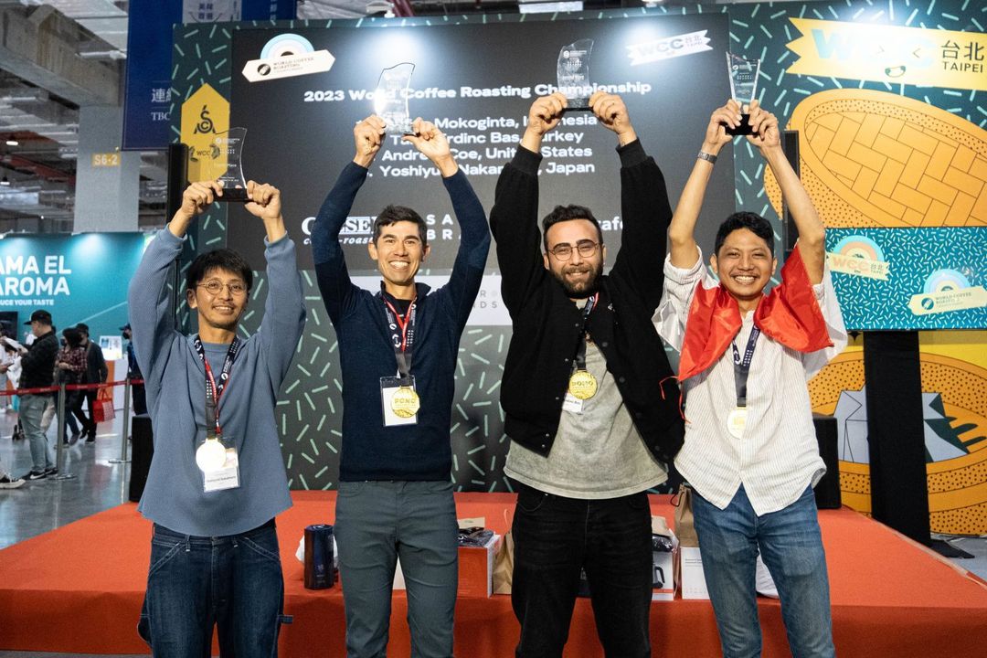 txtdarikopi's tweet photo. Indonesia keren banget jadi juara World Coffee Roasting Championship 2023. Selamat buat Taufan Mokoginta 🥇 https://t.co/Xze9PoBMkg