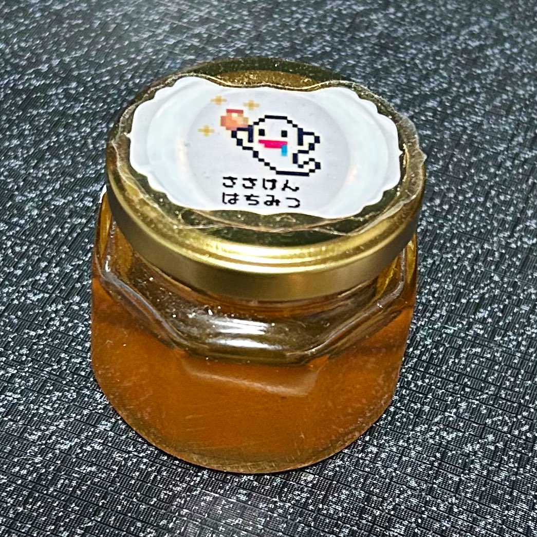 SatCrystal's tweet photo. 檜原村に生はちみつが売ってました。
生はちみつと言えば、アノマリーで当たった@Dr_Sasaken さんの蜂蜜も生は���みつです。加熱加工がされていないので風味豊かで、栄養成分が壊れていません。
百花蜜に時々ある独特の匂いが無く、花々の上品な香りと花粉の芳醇な味わいを感じる美味しい蜂蜜でした。 https://t.co/04zusoirs1