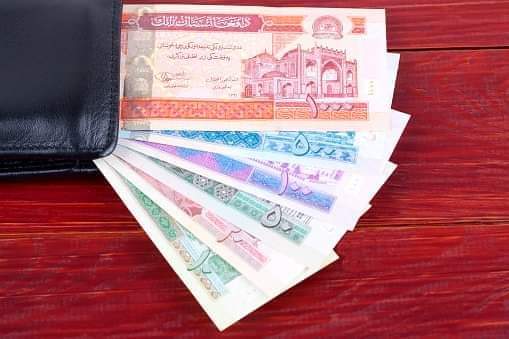 IslamYarZadran's tweet photo. 3 میاشتې مخکې ډالر په افغانیو 85 وو اوس 69 ده!

هغه وخت 50 کیلو اوړه 1700 افغانۍ وو چې اوس باید شاوخوا 1300 افغانۍ وای خو داسې نده.
هغه وخت 1 لیتر تیل 65 افغانۍ وو چې اوس باید 50 افغانۍ وای، خو داسې نده.
حقیقت دا ده چې پدې ډول د افغانیو لوړیدل د میلیونونه هېوادوالو خصوصآ مسافرو وروڼو چې د افغانستان فعلی کو��ني اقتصاد لویه برخه جوړوي، په تاوان دي، عاید یې هماغه خو ارزښت یې شاوخوا 20 سلنه کم شوی.
چارواکو نرخونه کنترول کړئ!!!
#Noori