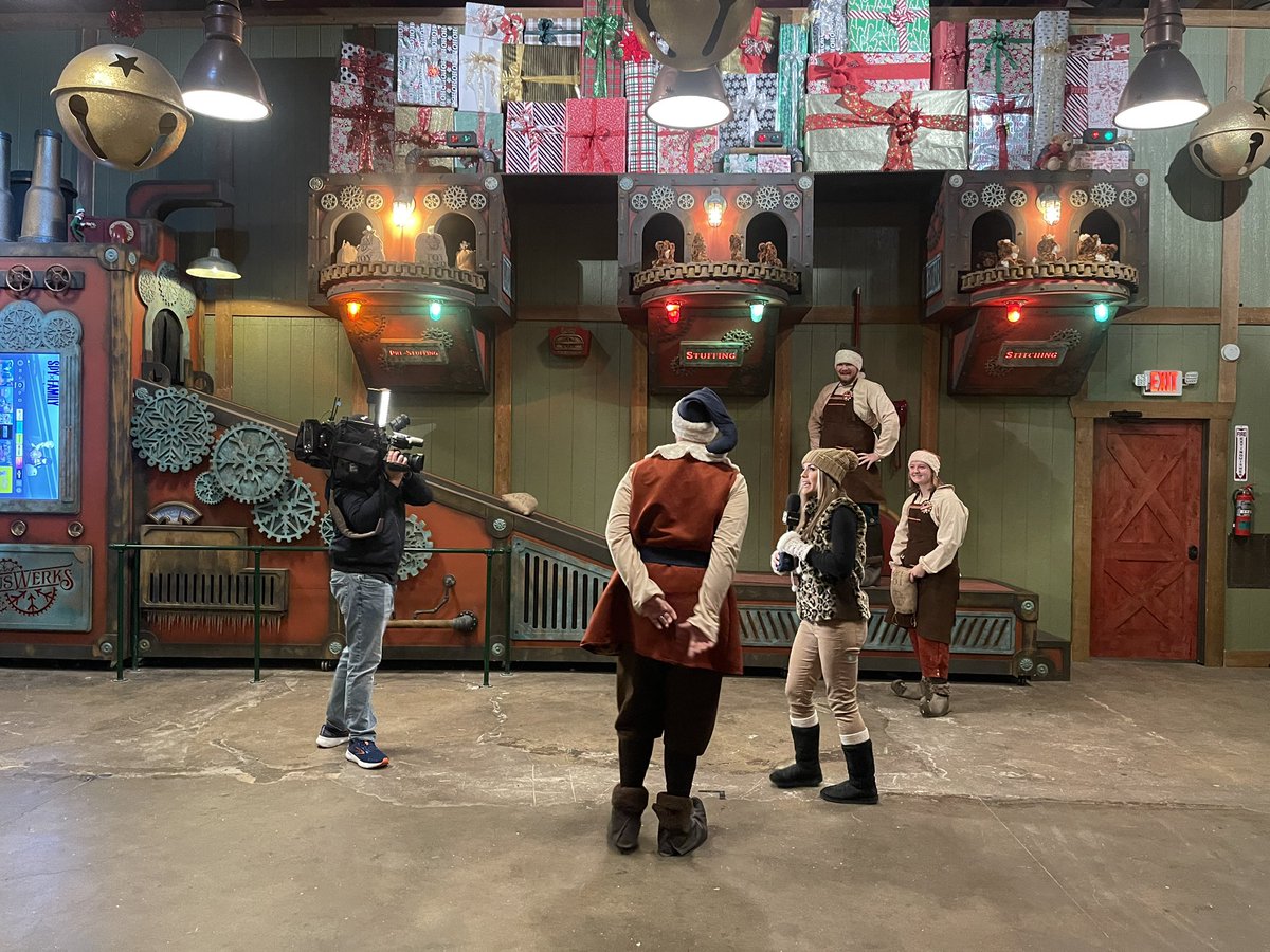 mvandy's tweet photo. Had a blast with @RachelColeTV up at the North Pole today! Catch our segment on @12news on Friday, live from @npxsanta / Santaβs Workshop. #northpoleexperience #flagstaff #npx https://t.co/Qym7csZA2W
