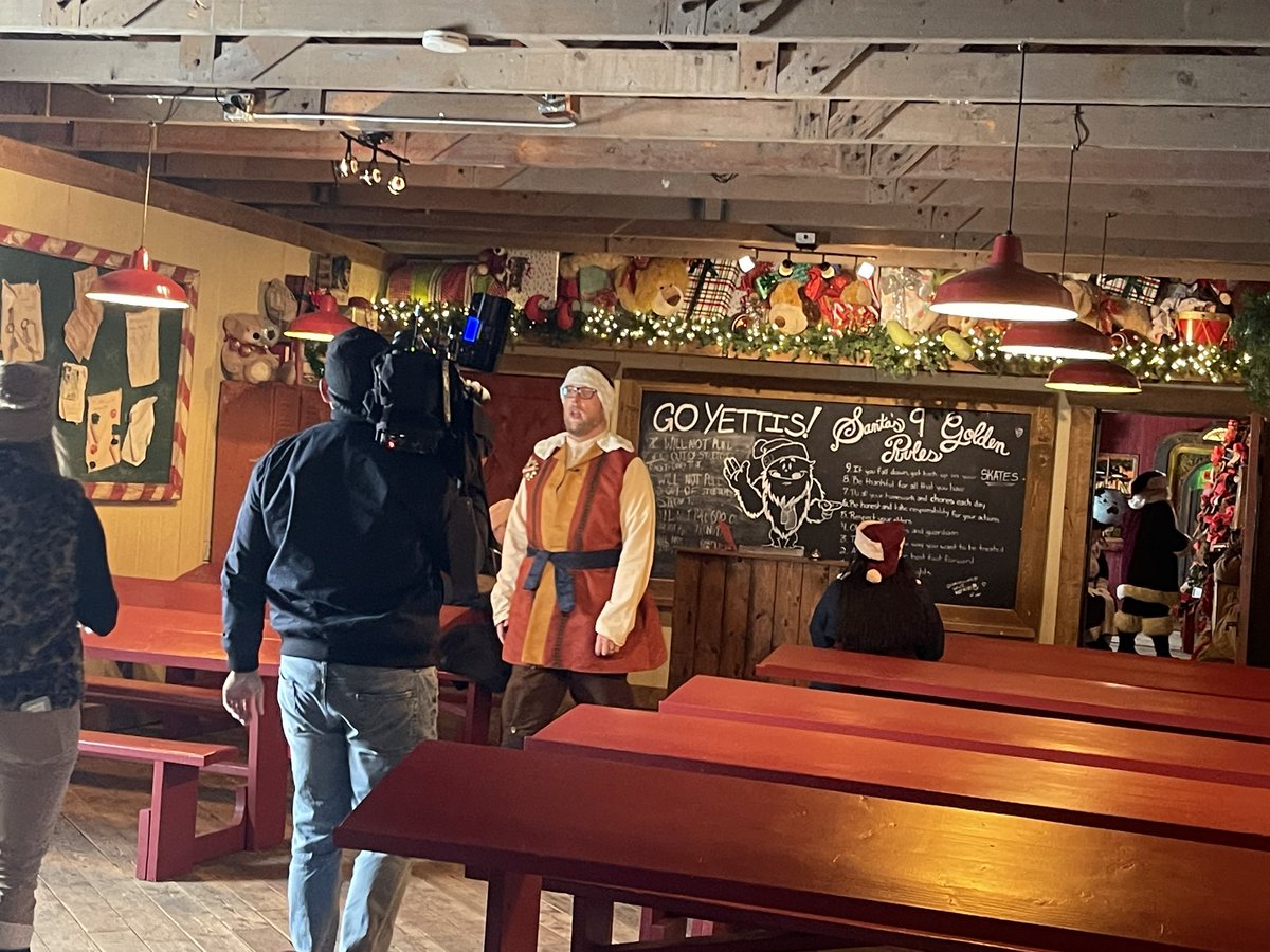 mvandy's tweet photo. Had a blast with @RachelColeTV up at the North Pole today! Catch our segment on @12news on Friday, live from @npxsanta / Santaβs Workshop. #northpoleexperience #flagstaff #npx https://t.co/Qym7csZA2W