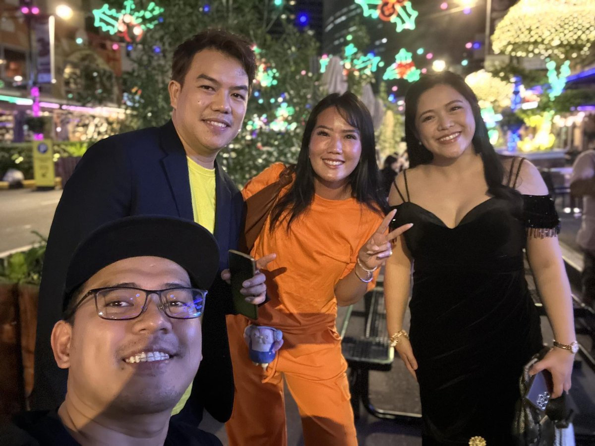 jb_nftxstreet's tweet image. How to onboard your wife in #web3 ❤️let her attend the sidevents with VC,angels,kol,influencers,community builders,traders.... Let her suffer 😂 #infooverload 

@YGGEvents @kookoocryptotv @pichapen