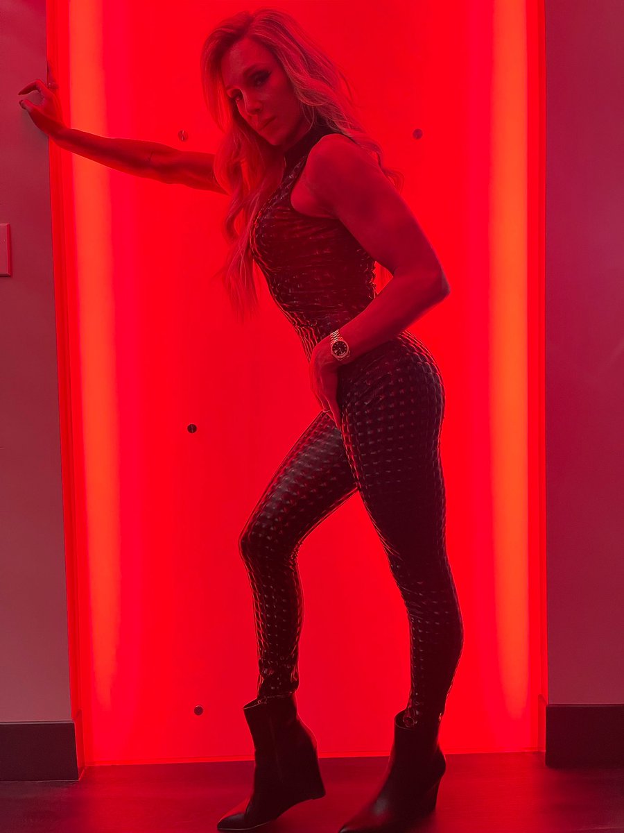 MsCharlotteWWE's tweet photo. #RAW 👑 https://t.co/T1kEHuvyHh
