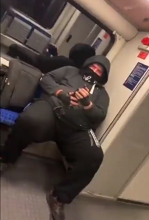 sheep_rb's tweet photo. Das Trainingsprogramm von Kartal hat nicht viel gebracht, er braucht immer noch 2 Deutschlandtickets um Sitzplätze nutzen zu dürfen #Slimfast #Drachenlord https://t.co/4TFJXJmAYe
