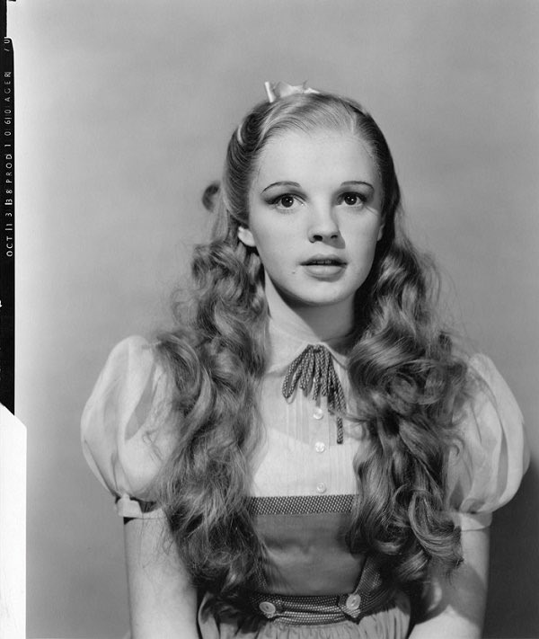 fasc1nate's tweet photo. Judy Garland's experience while filming "The Wizard of Oz" was a tragic example of the harsh realities young actors often faced during that era. 

When she was only 16, she was put on a strict diet of mainly chicken soup and coffee.

Additionally, she was encouraged to smoke approximately 80 cigarettes a day, a common practice in the entertainment industry during that time.