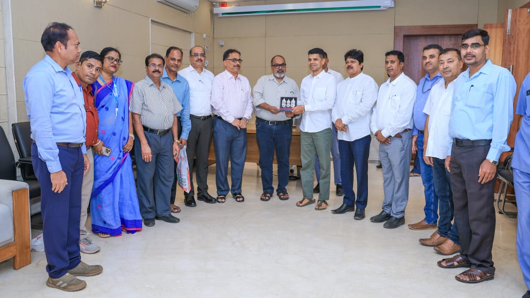 TourismDptt's tweet photo. ACS Tourism Shri Surendra Kumar, IAS, Director Tourism, Chairman OTDC, #BNTYY Advisor and officials of Tourism Dept. extended a warm invitation to Shri VK Pandian, Chairman 5T & Nabin Odisha for the flag off of 9th edition of Baristha Nagarika Tirtha Yatra Yojana. https://t.co/oTJ8L5kBc5