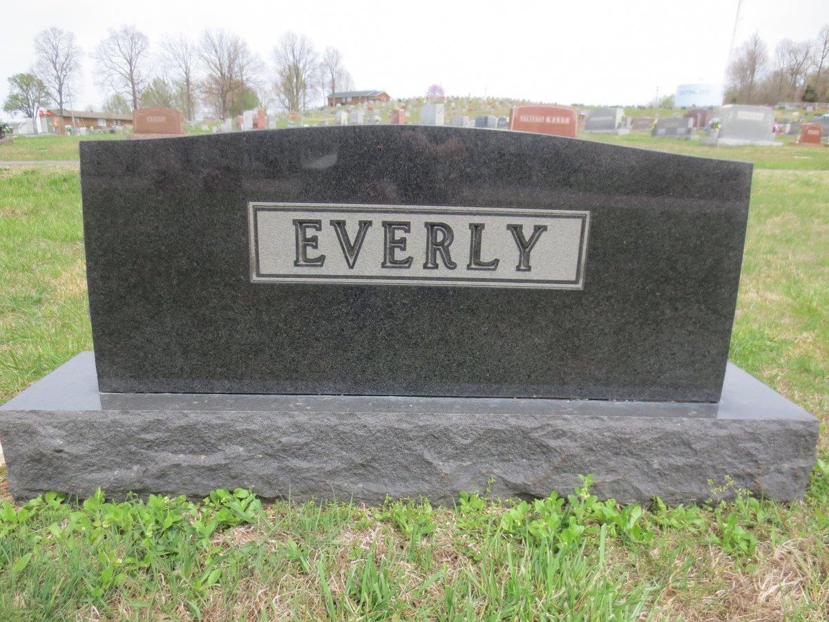 #FamousGraves- One half of the famed singing duo Phil Everly of the Everly Brothers. He's at the Rose Hill Cemetery in Central City, Kentucky. For more musicians see our page necrotourist.com/musicial-famou…

#NecroTourist #EverlyBrothers #RocknRoll #NecroTourism #Kentucky #CentralCity