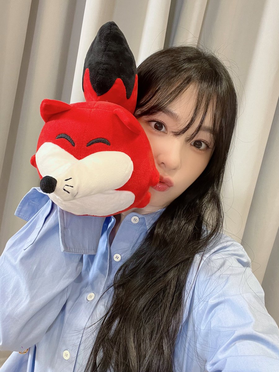 SOHUKOREA's tweet photo. 😍너~~~무 이쁘고 눈부신 레드벨벳 셀카 사진!!SOHU여우와 찰칵✨
인터뷰도 완전 재미있고 많은 관심 부탁드립니다~!살짝 스포: 고요속의 외침🫢
#레드벨벳 #RedVelvet #아이린 #슬기 #웬디 #IRENE #SEULGI #WENDY 
SOHU TV :https://t.co/poAe80SBDm https://t.co/5JCcxyloos