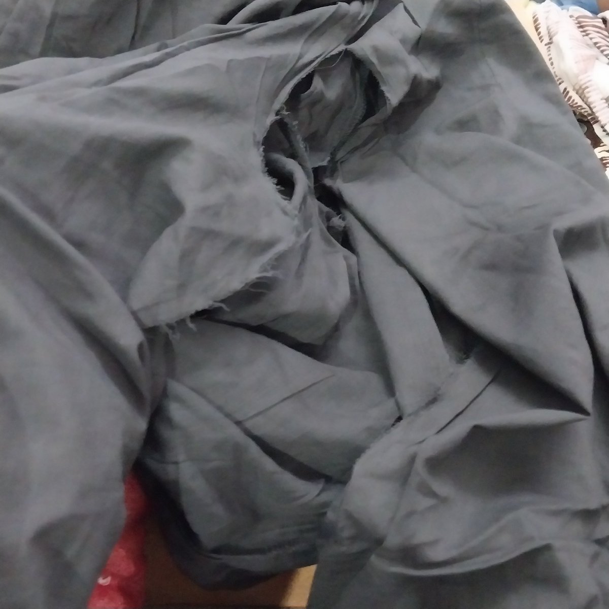 cheshtasharma3's tweet photo. I bought this yesterday from @SMARTBazaarIn and today when I took out to wear the entire cloth was torn just as I was wearing. The quality of cloth was pathetic. https://t.co/85ysQdylid