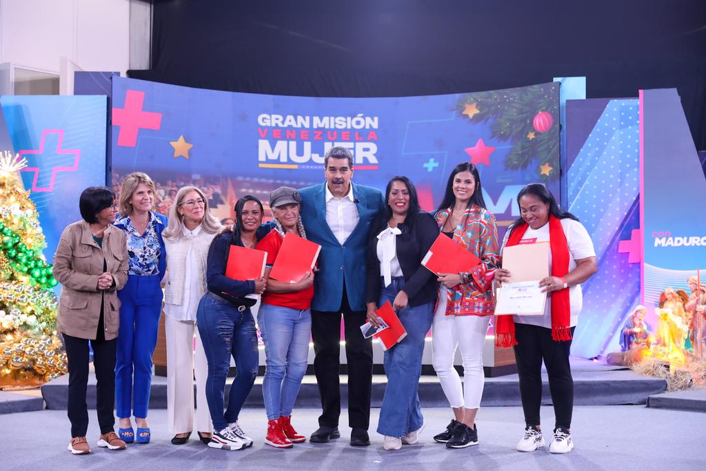 NicolasMaduro's tweet photo. Entregamos los primeros 500 créditos de “CrediMujer” y pusimos en marcha la plataforma Edúcate de la Gran Misión Venezuela Mujer. Cuentan ustedes con mi apoyo para formarse y para incorporarse activamente al desarrollo económico de la Patria. ¡Vamos con más formación y financiamientos!