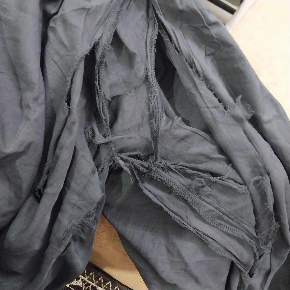 cheshtasharma3's tweet photo. I bought this yesterday from @SMARTBazaarIn and today when I took out to wear the entire cloth was torn just as I was wearing. The quality of cloth was pathetic. https://t.co/85ysQdylid