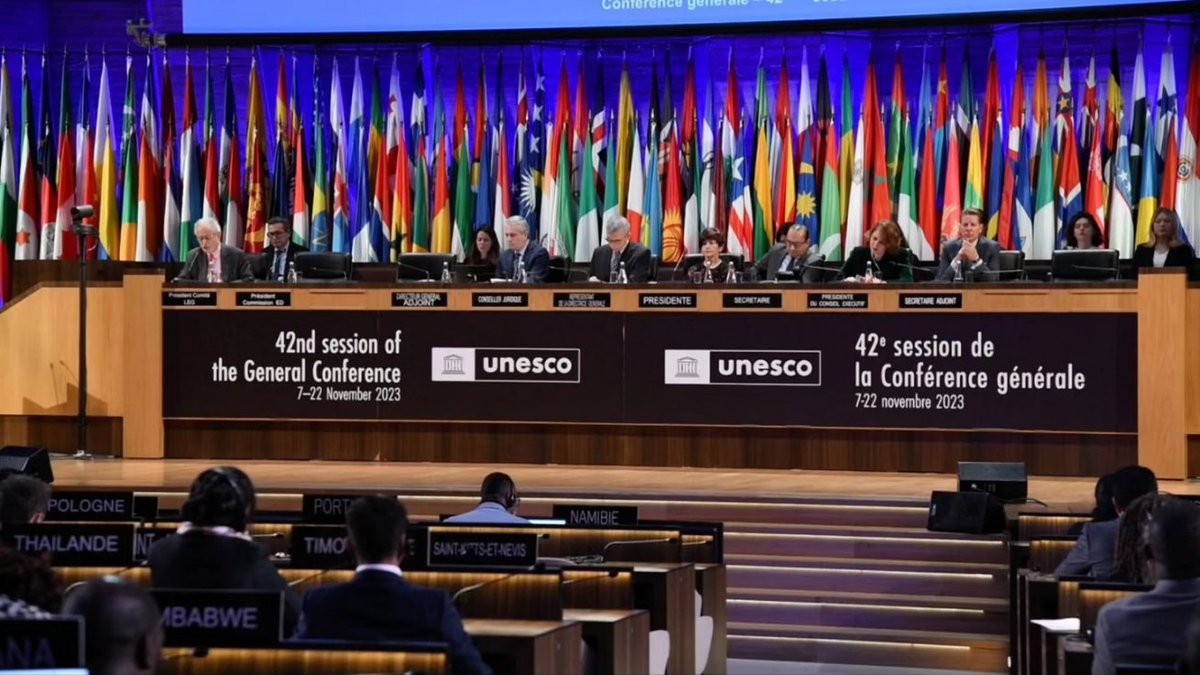 jokowi's tweet photo. Sidang Umum ke-42 UNESCO di Paris yang berlangsung Senin 20 November pagi, telah menetapkan secara aklamasi pengakuan atas Bahasa Indonesia sebagai bahasa resmi yang dapat digunakan dalam Sidang Umum lembaga tersebut. 

Badan khusus PBB yang membidangi pendidikan, keilmuan, dan kebudayaan ini menetapkan Bahasa Indonesia melalui resolusi berjudul "Recognition of Bahasa Indonesia as an Official Language of The General Conference of UNESCO". 

Bahasa Indonesia menjadi bahasa ke-10 yang diakui sebagai bahasa resmi Konferensi Umum UNESCO, bersama enam bahasa resmi PBB (Bahasa Inggris, Arab, Mandarin, Prancis, Spanyol, Rusia), serta Bahasa Hindi, Italia, dan Portugis. Dengan penetapan ini, Bahasa Indonesia dapat dipakai sebagai bahasa sidang, dan dokumen-dokumen Sidang Umum UNESCO juga dapat diterjemahkan ke Bahasa Indonesia.

Pengakuan ini merupakan kebanggaan bagi segenap bangsa Indonesia.