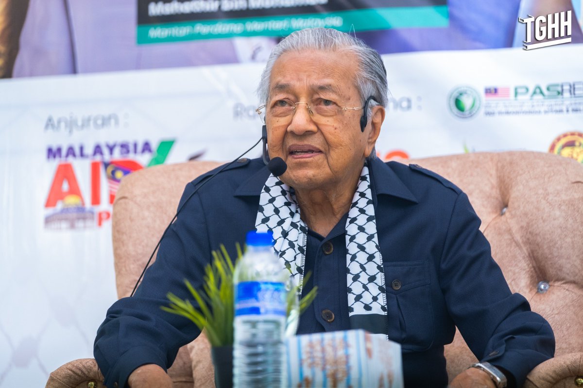 PASPusat's tweet photo. Bicara yang padat, tegas dan berani.

Terasa puas mendengar ulasan serta pandangan Tun M dan Tuan Guru berkenaan isu Palestin.

Keduanya memang terkenal sebagai negarawan yang lantang membela Palestin. https://t.co/tvhw88G2IS