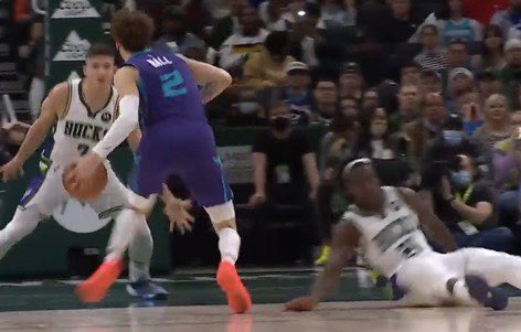 iohandles's tweet photo. LaMelo Ball in 6 Games vs Jrue Holiday: 

29 PTS
8.5 AST
6 REB
2.3 STL
50 FG%
50 3P% (9.7 att.) https://t.co/q59X5yUH0p