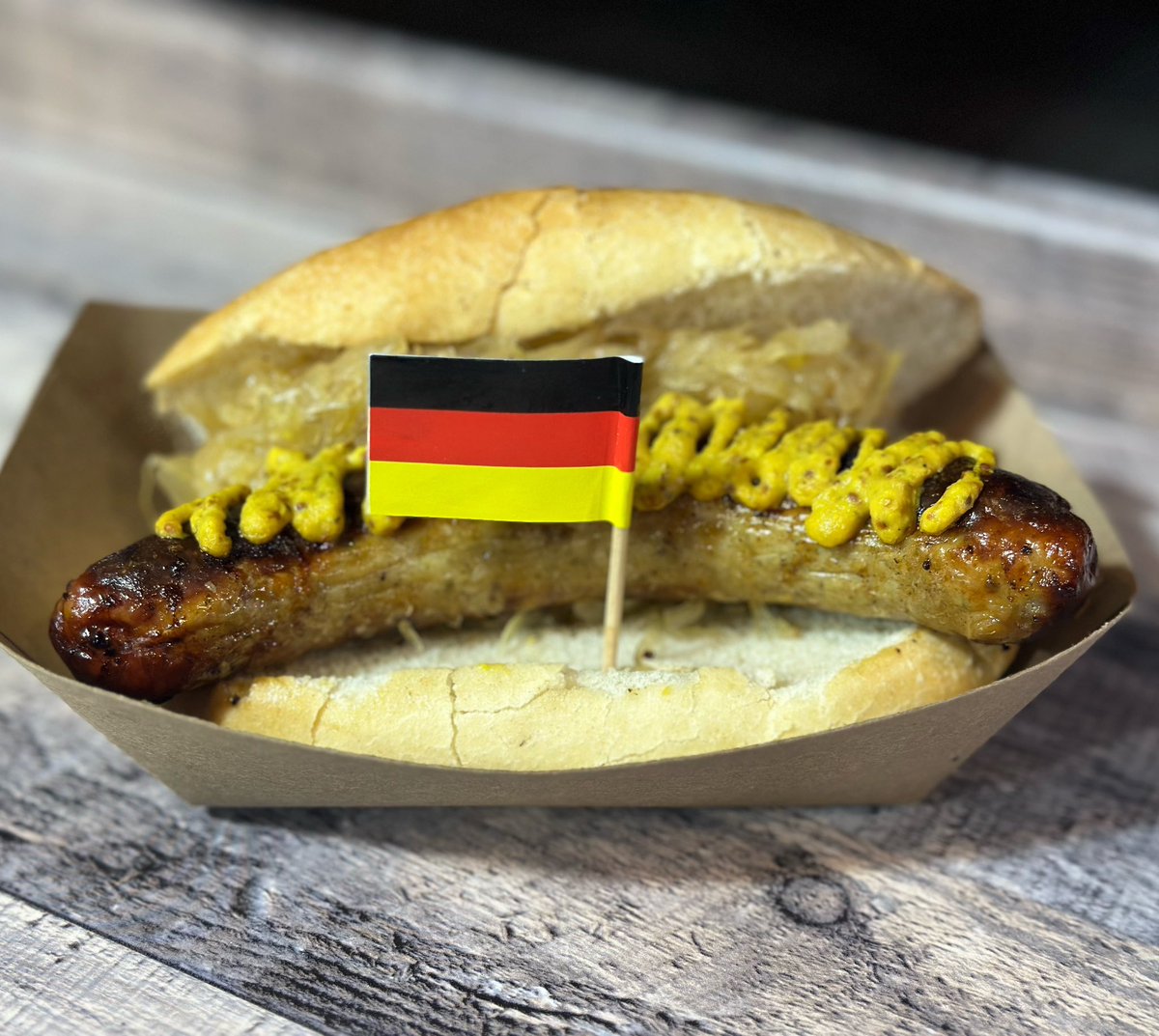 How could you ever get enough of this classic? 🌭🤤 

Pictured is our customer favorite: traditional German bratwurst with sauerkraut and mustard 😋🤩

#wintervillage #bryantparkwintervillage #urbanspacemarkets #germanbratwurst #sausages #germandelights #xmasseason