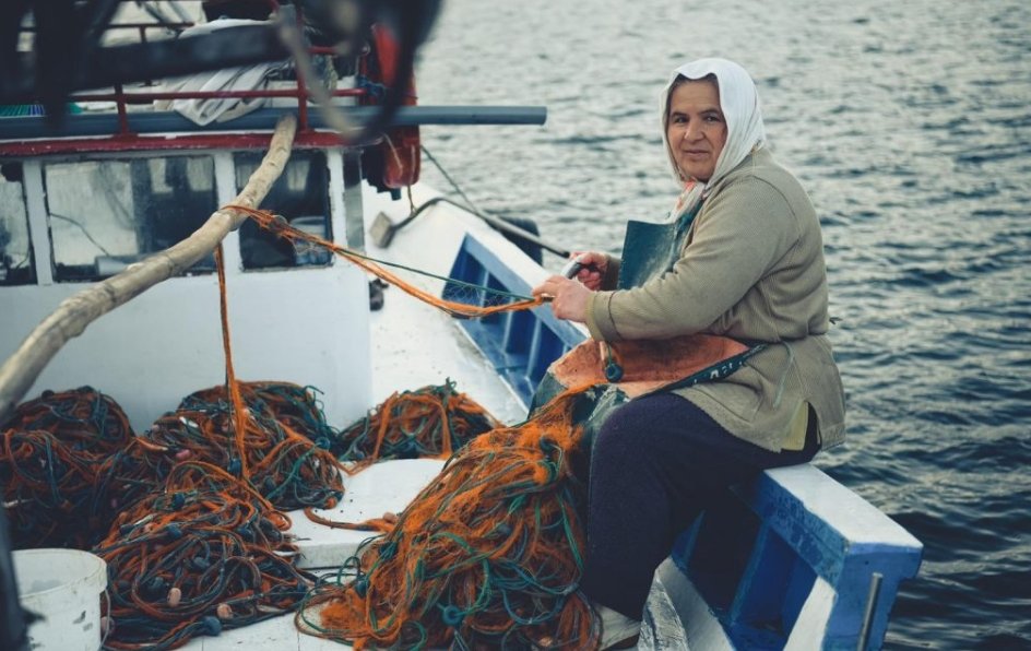 Bugün 21 Kasım Dünya Balıkçılık günü. Ekmeğini emeğinle denizden çıkaran tüm emekçilere selam olsun. Özellikle eli nasırlı kadın balıkçılarımıza selam olsun. Umut emeklerimizde gizli.