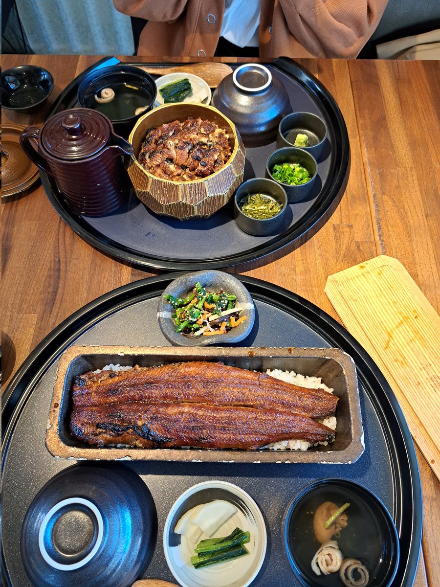 suisui30739722's tweet photo. 今日は結婚記念日
す「なんか食べにいく？」
妻「うなぎ！」

パリパリッふわっふわっ

うま～ https://t.co/gW6Jfas0ft