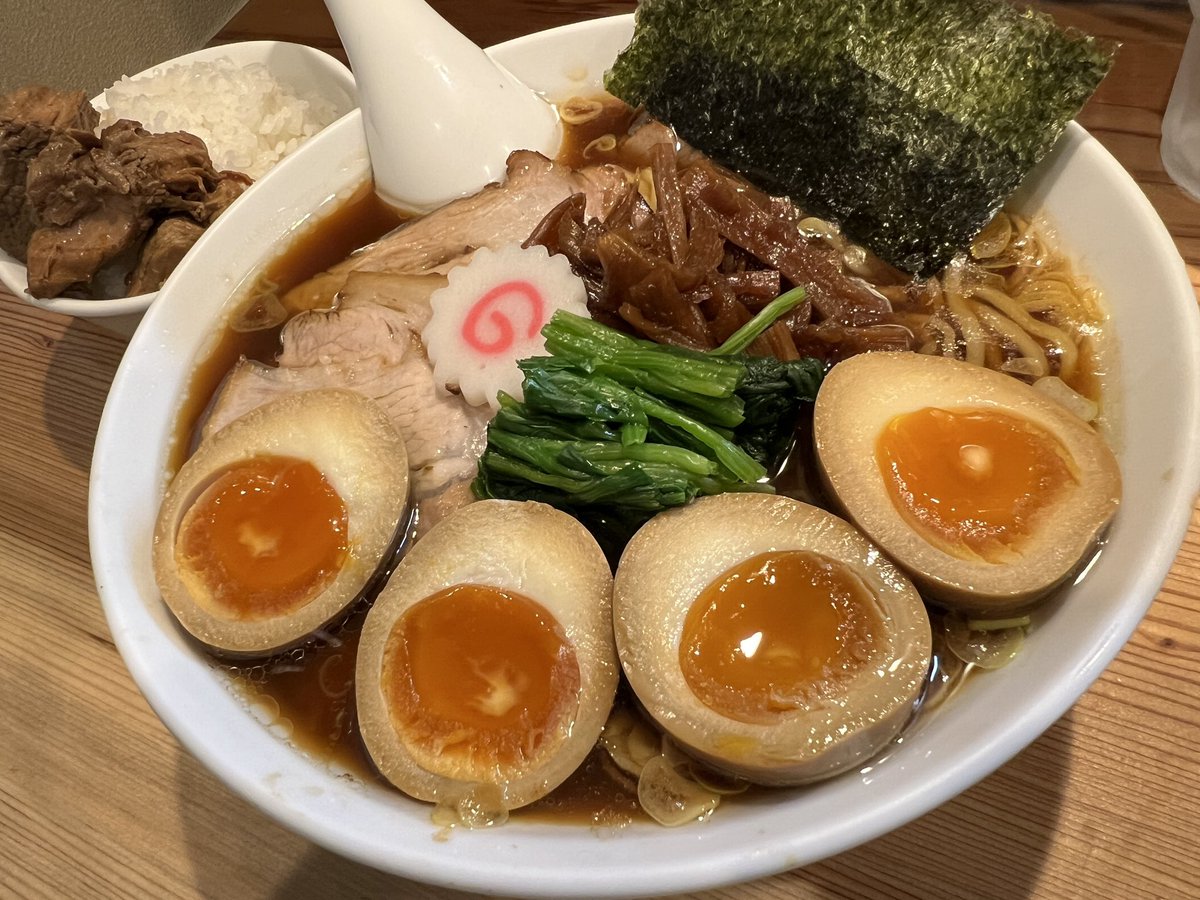 pkjA3eweBCUg92N's tweet photo. オランダ軒
埼玉県さいたま市岩槻区

しょうゆラーメン
TP:味玉玉
小ライス

何度食べても感動する美味さだなぁ🇳🇱
全ての具材が神ウマで最後にスープに浮いてるネギすら甘くて美味い🤤
ライスには謎のホロホロな美味いお肉ちゃんが🍚🍖😍😍😍
今日も超絶神ウマでした🥰👍👍👍

ごちそうさまです🙏😋✨ https://t.co/PXXN1J8RQa