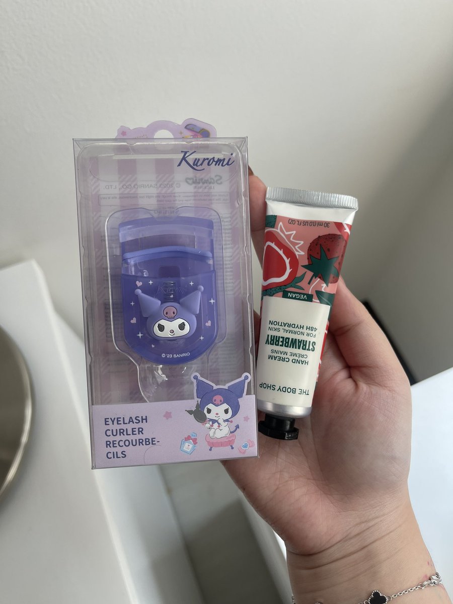 ada yang mau ini? ini penjepit bulu mata miniso x sanrio + handcream the body shop. caranya gampang:

• RT tweet ini &amp; follow aku
• RT &amp; like thread dibawah 👇🏻
• reply “bia mau 💜”

udah gitu aja super gampang.