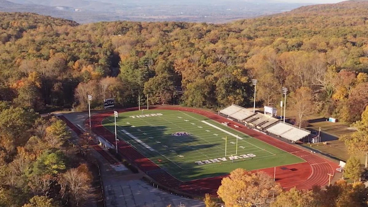 KnoxRoberts1's tweet photo. After a great conversation with @Coach_DGaither Im honored to have received an offer from the University of the South!! #GoTigers💜🐅
@davidsonacademy @BearsDavidson @jquinn1212quinn @QBC_Nashville @CSmithScout https://t.co/znYhuIDAMZ