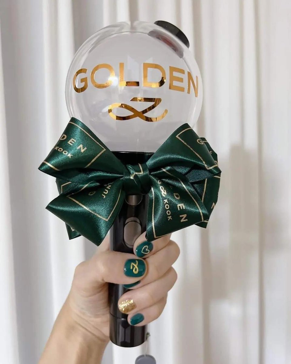 K- Army decorated her ARMY bomb with GOLDEN theme.🥹

Photo credit to owner

#Jungkook  #Jungkook_Golden #StandingNextToYou